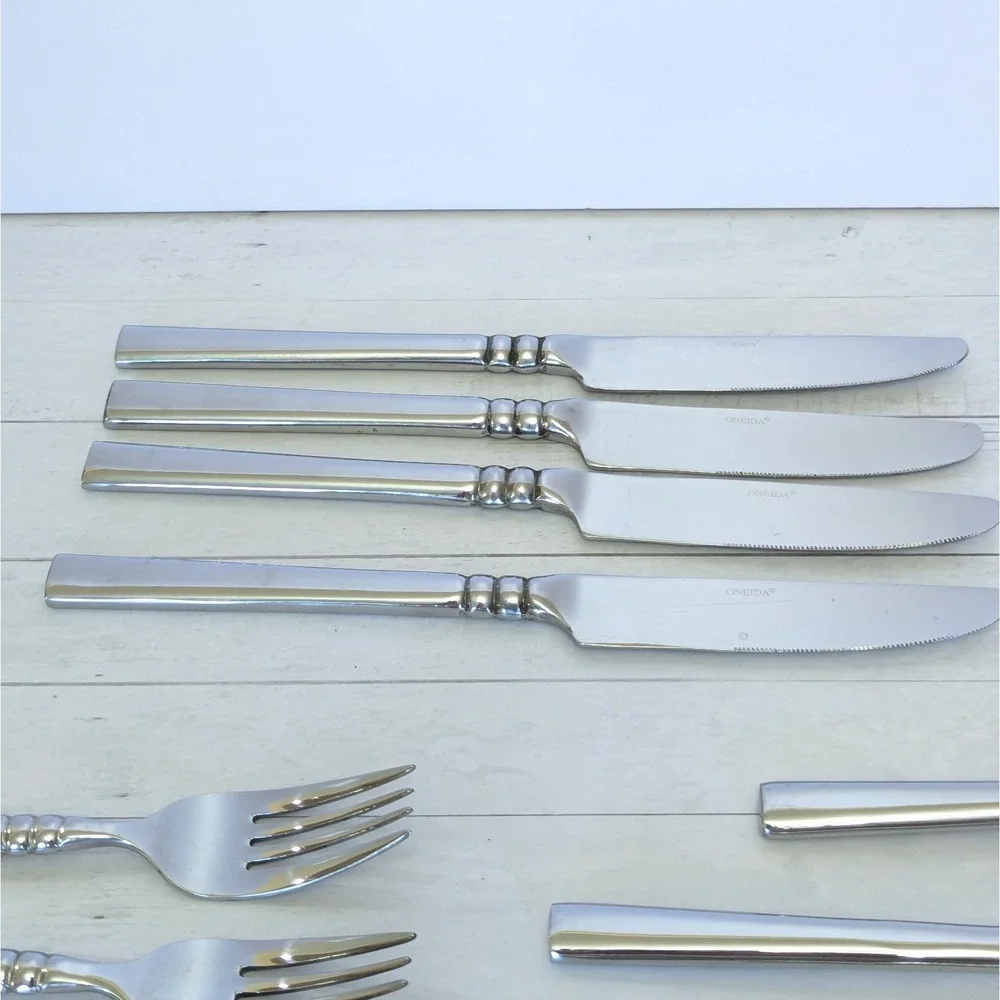 Oneida 18/10 Tortola 3 Salad Fork, 4 Soup Spoon, 4 Dinner Knives Mixed Lot of 11